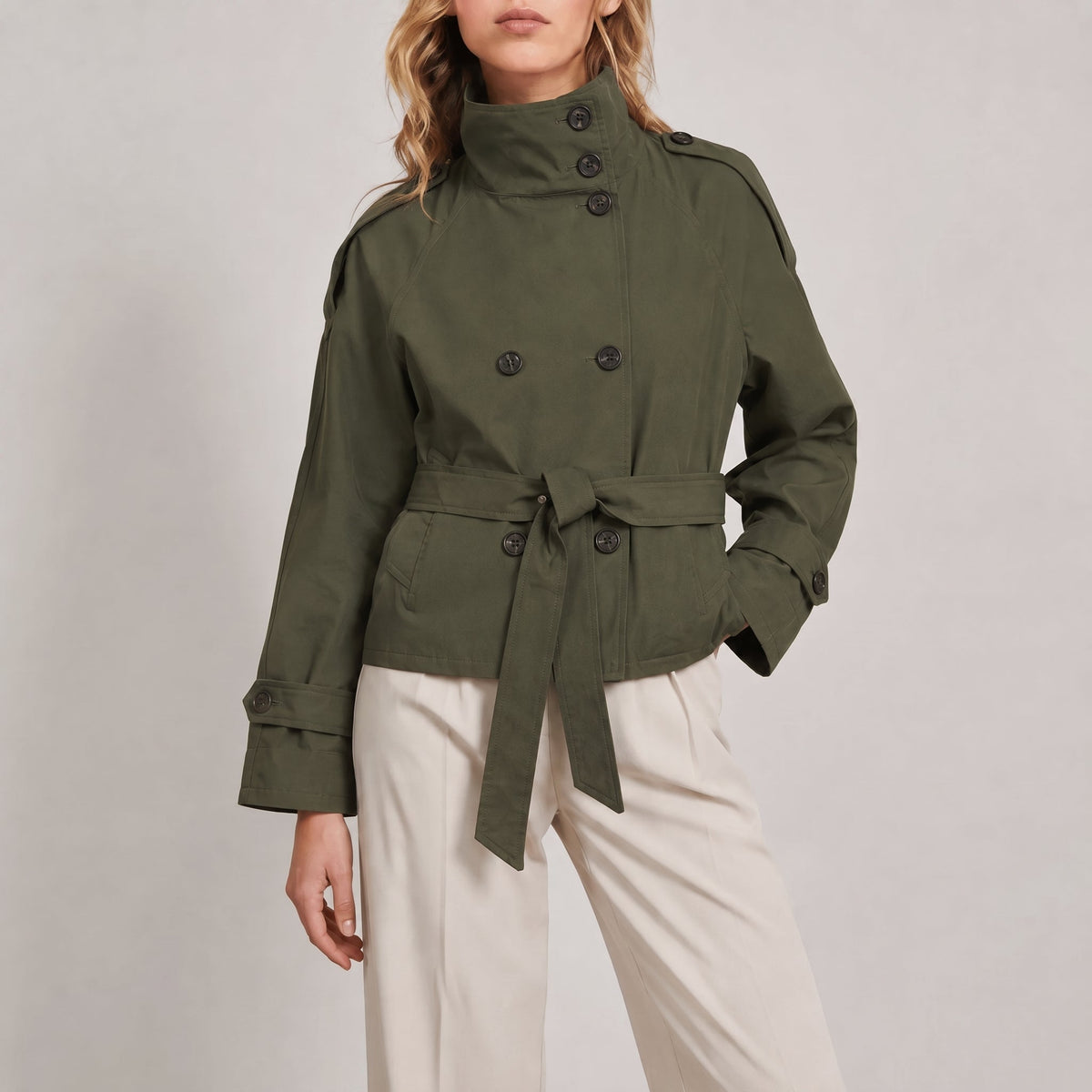 Sibylle - Dames Cropped Jacket met Staande Kraag en Ceintuur