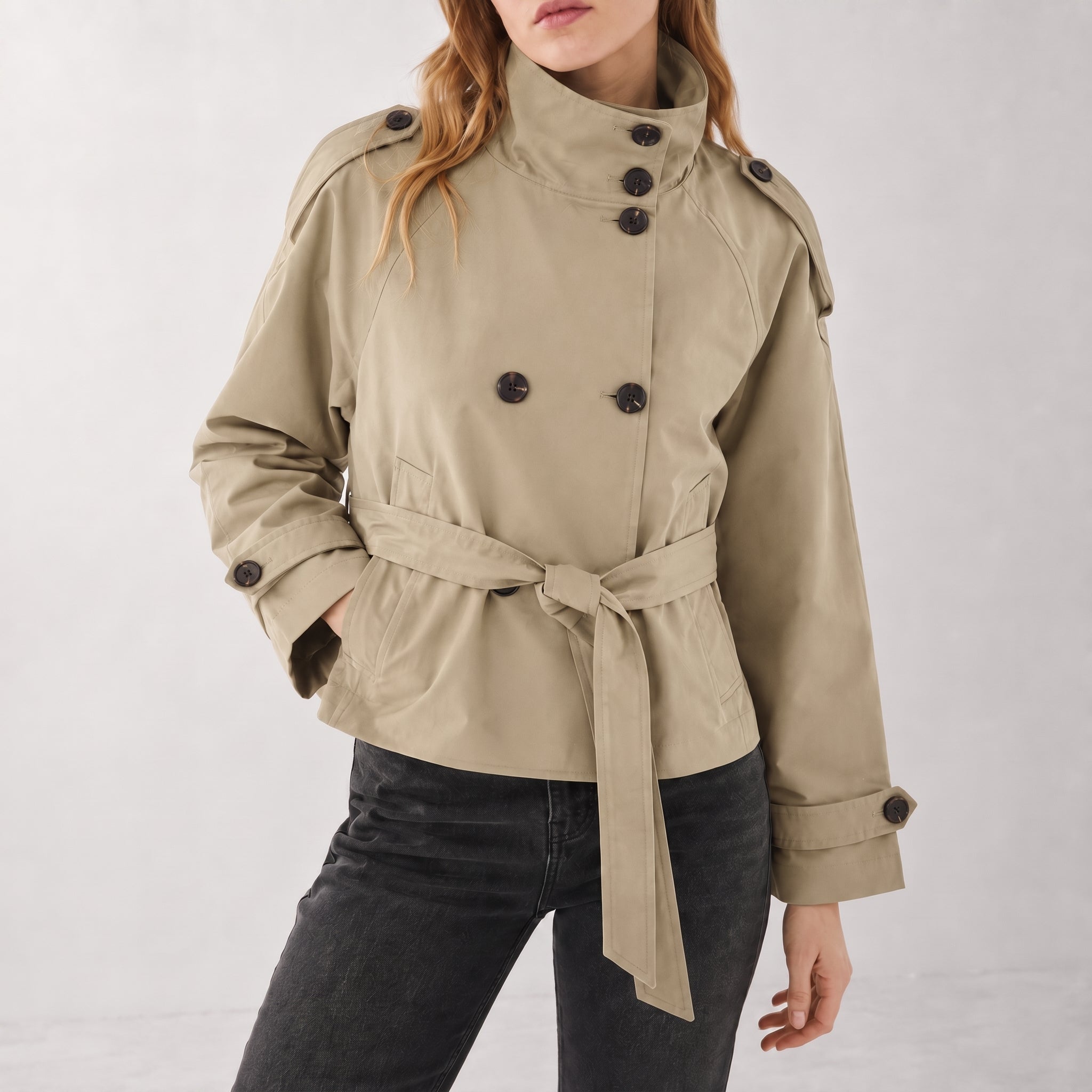 Sibylle - Dames Cropped Jacket met Staande Kraag en Ceintuur